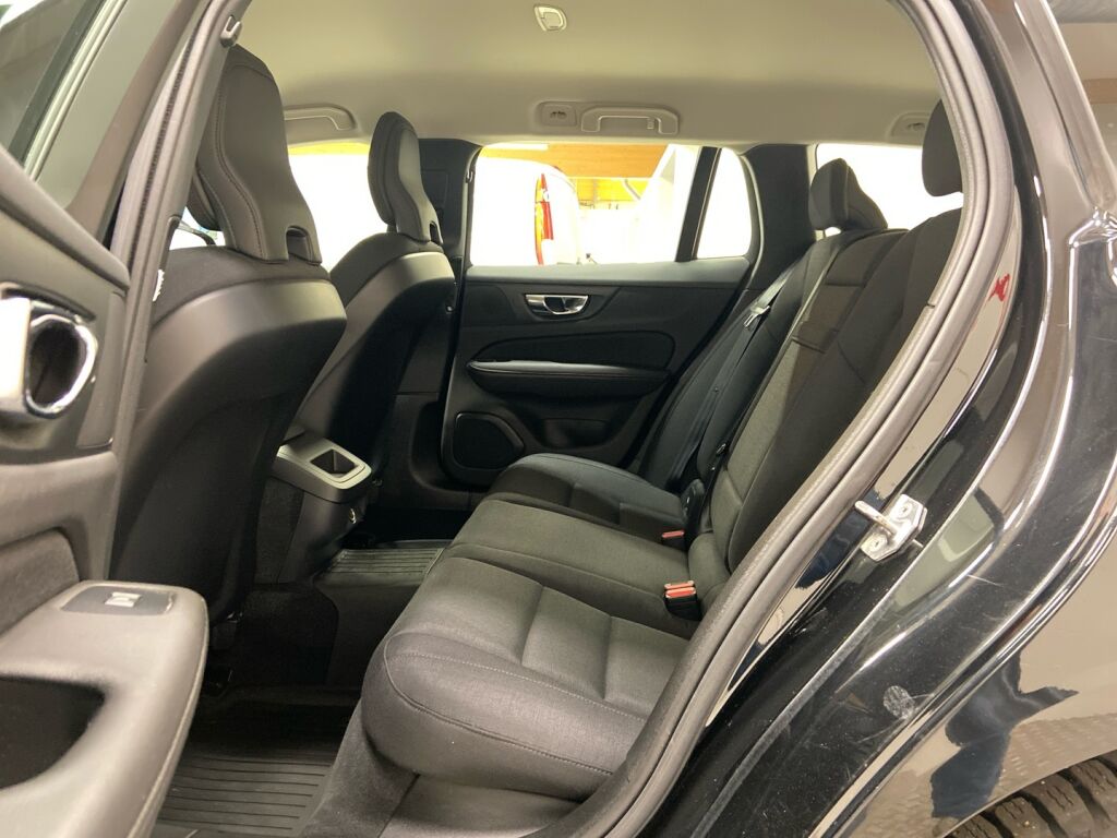 Volvo V60 2019 Musta