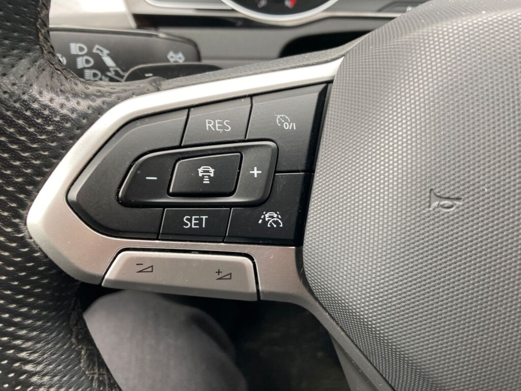 Volkswagen Passat 2021 Punainen