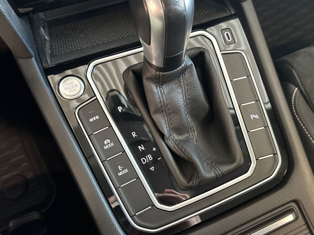 Volkswagen Passat 2021 Punainen