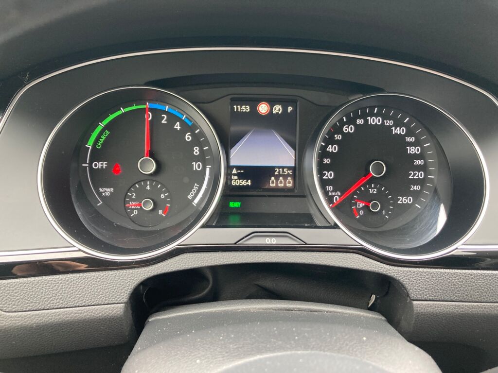 Volkswagen Passat 2021 Punainen