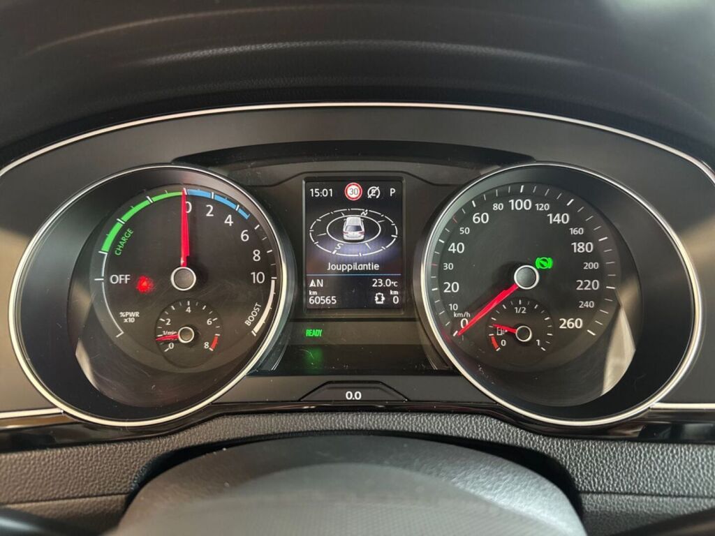Volkswagen Passat 2021 Punainen