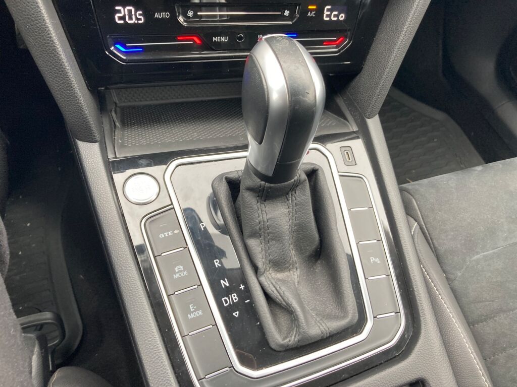 Volkswagen Passat 2021 Punainen