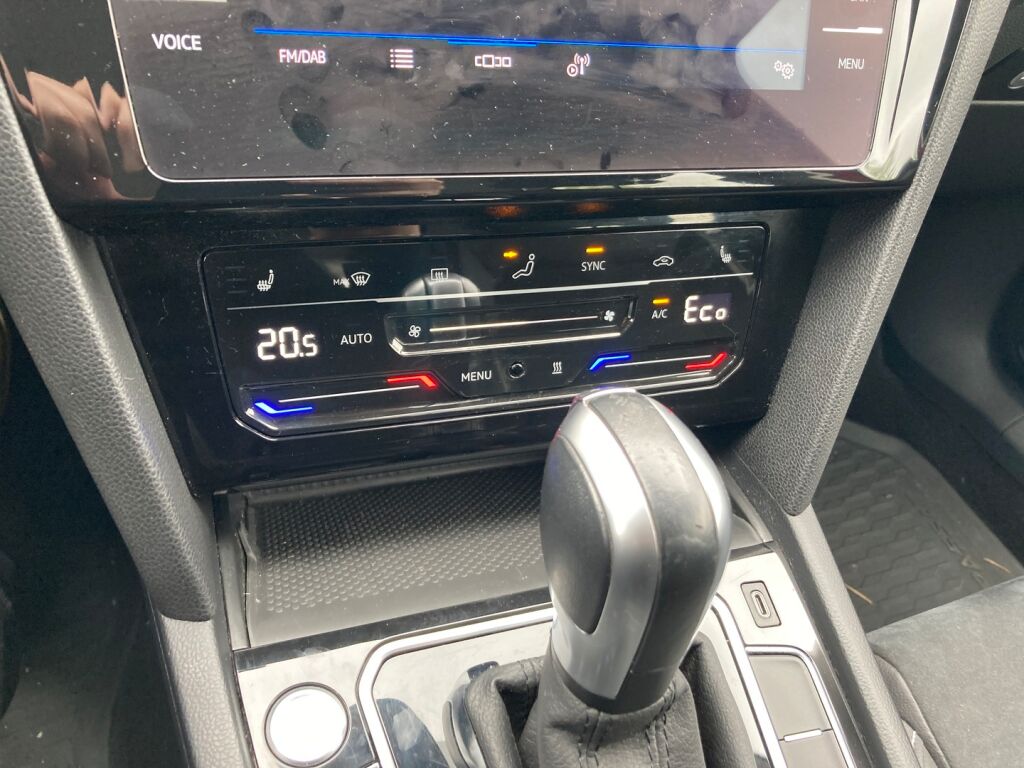 Volkswagen Passat 2021 Punainen