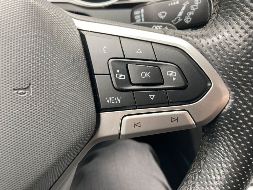 Volkswagen Passat 2021 Punainen