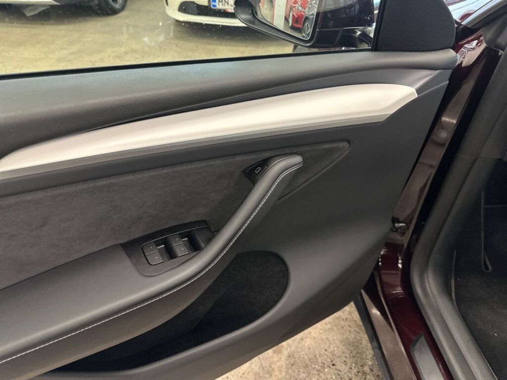 Tesla Model Y 2023 Monivär.