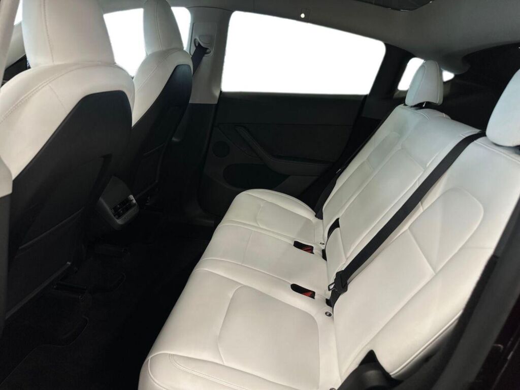 Tesla Model Y 2023 Monivär.