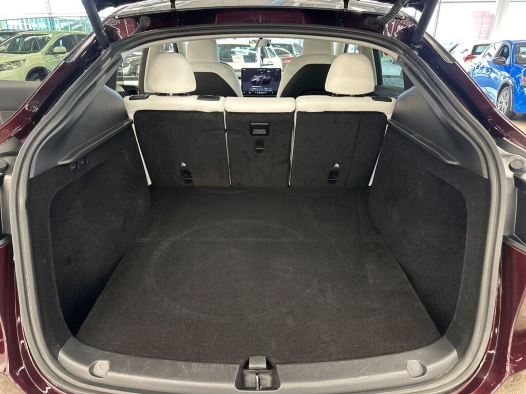 Tesla Model Y 2023 Monivär.