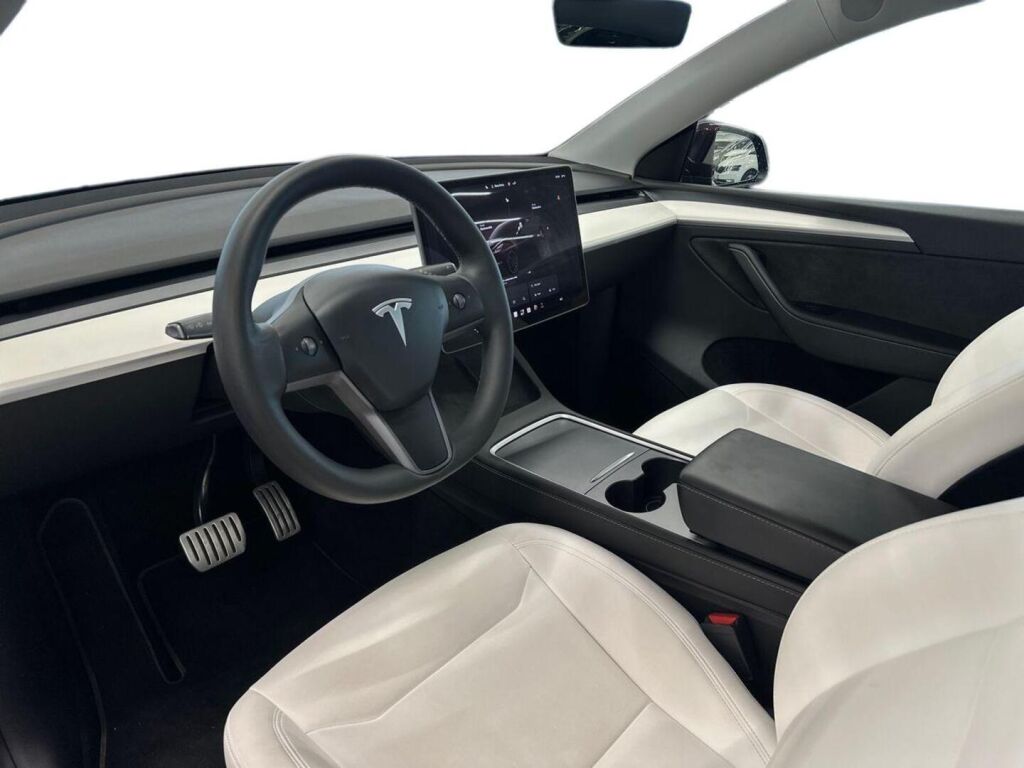 Tesla Model Y 2023 Monivär.