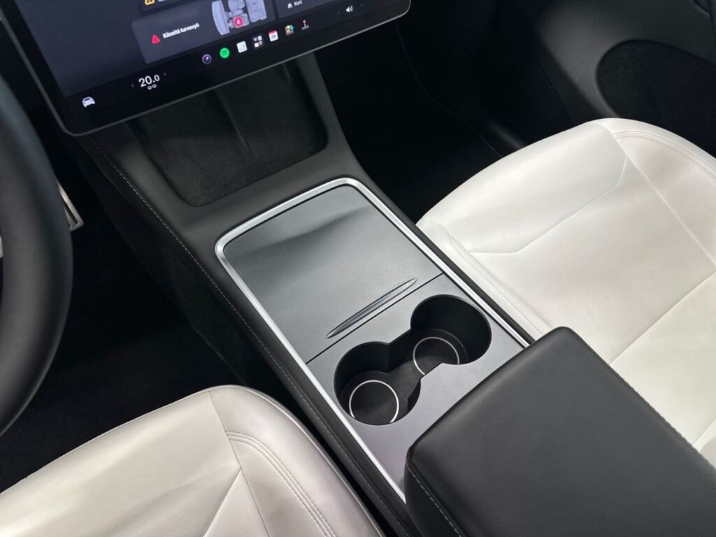 Tesla Model Y 2023 Monivär.