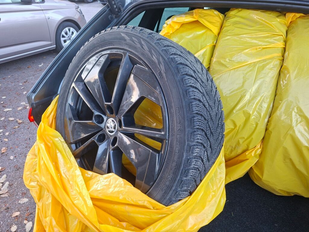 Skoda Octavia 2024 Harmaa