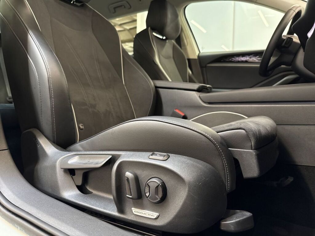 Volkswagen Passat 2024 Valkoinen