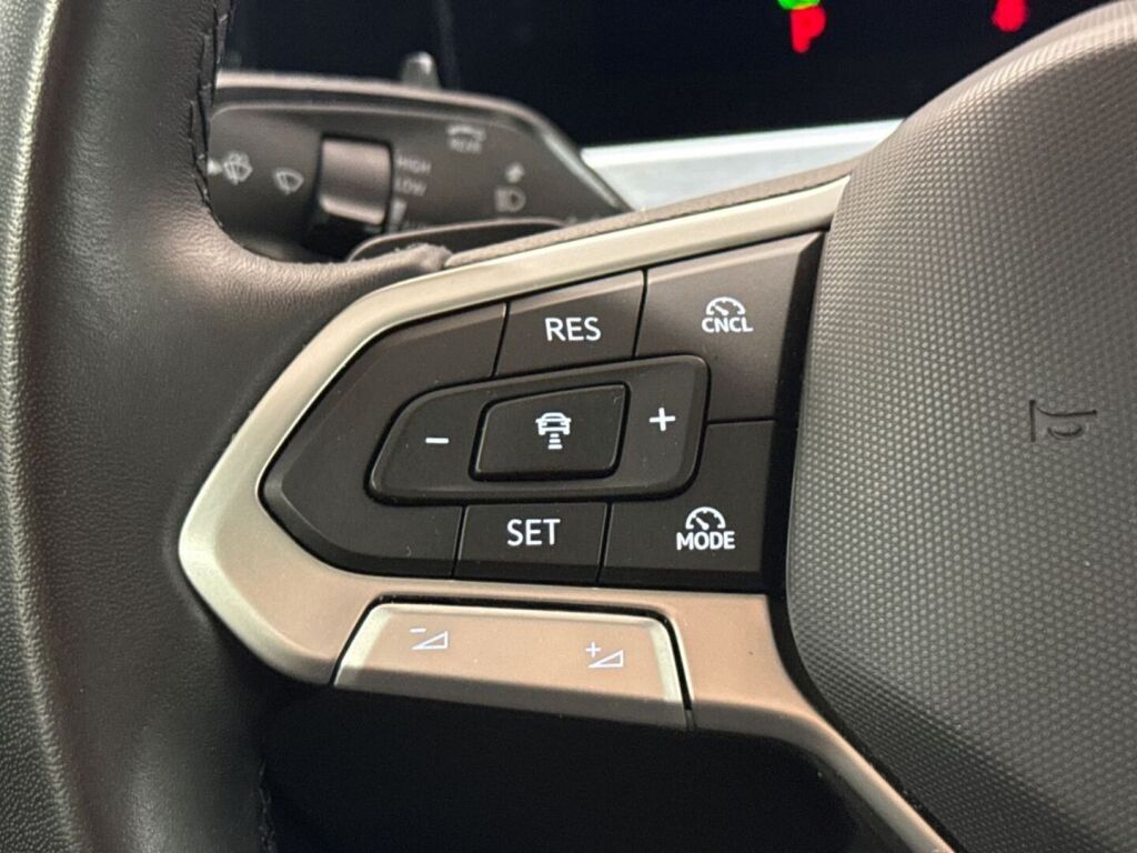 Volkswagen Passat 2024 Valkoinen