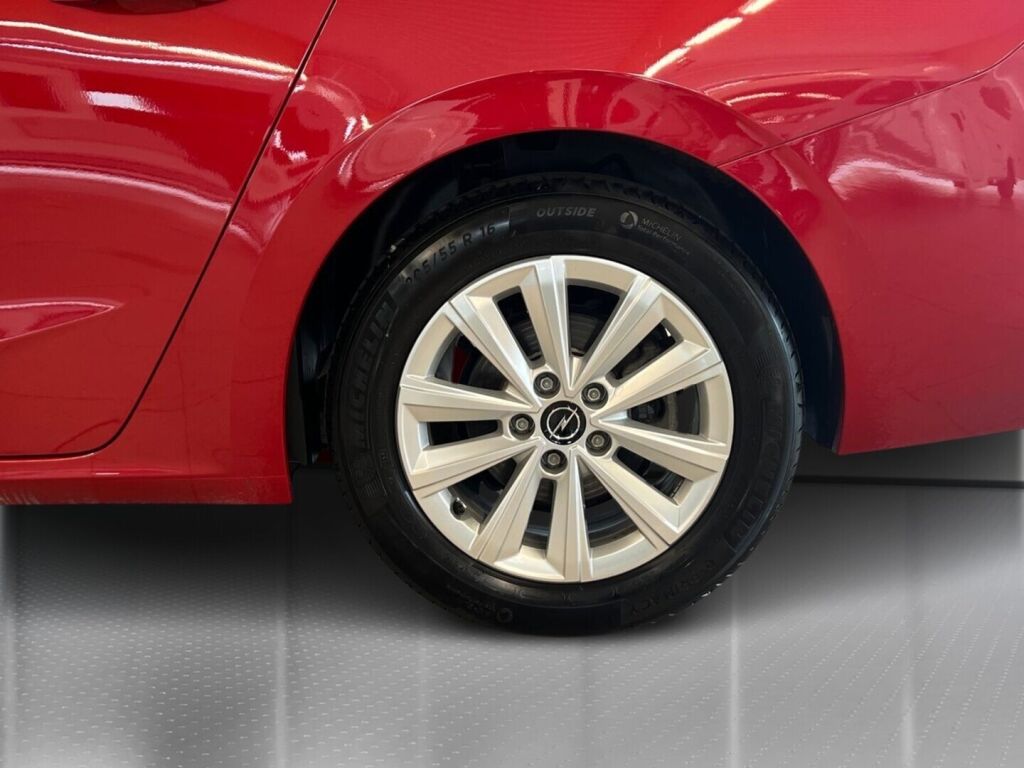 Opel Astra 2024 Punainen