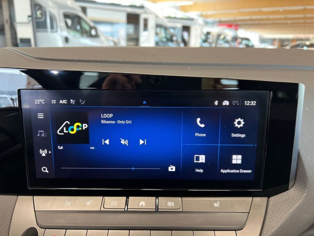 Opel Astra 2024 Punainen