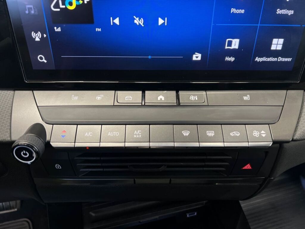 Opel Astra 2024 Punainen