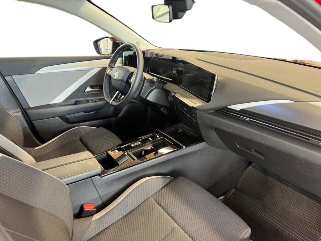 Opel Astra 2024 Punainen