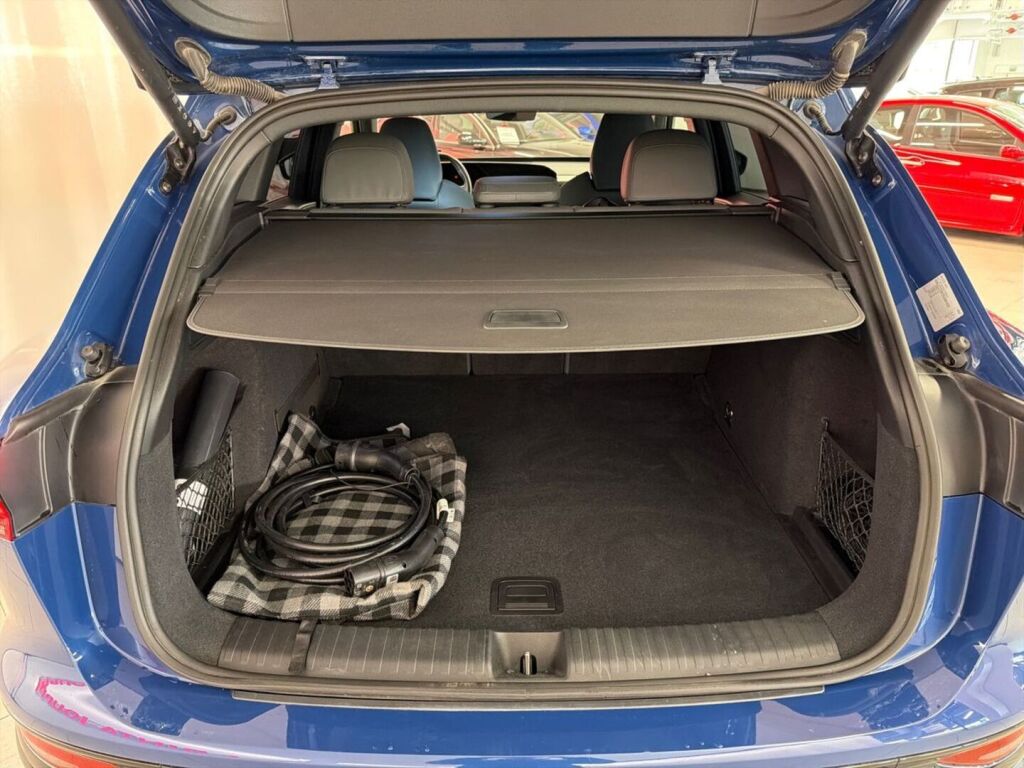 Audi SQ6 e-tron 2024 Sininen