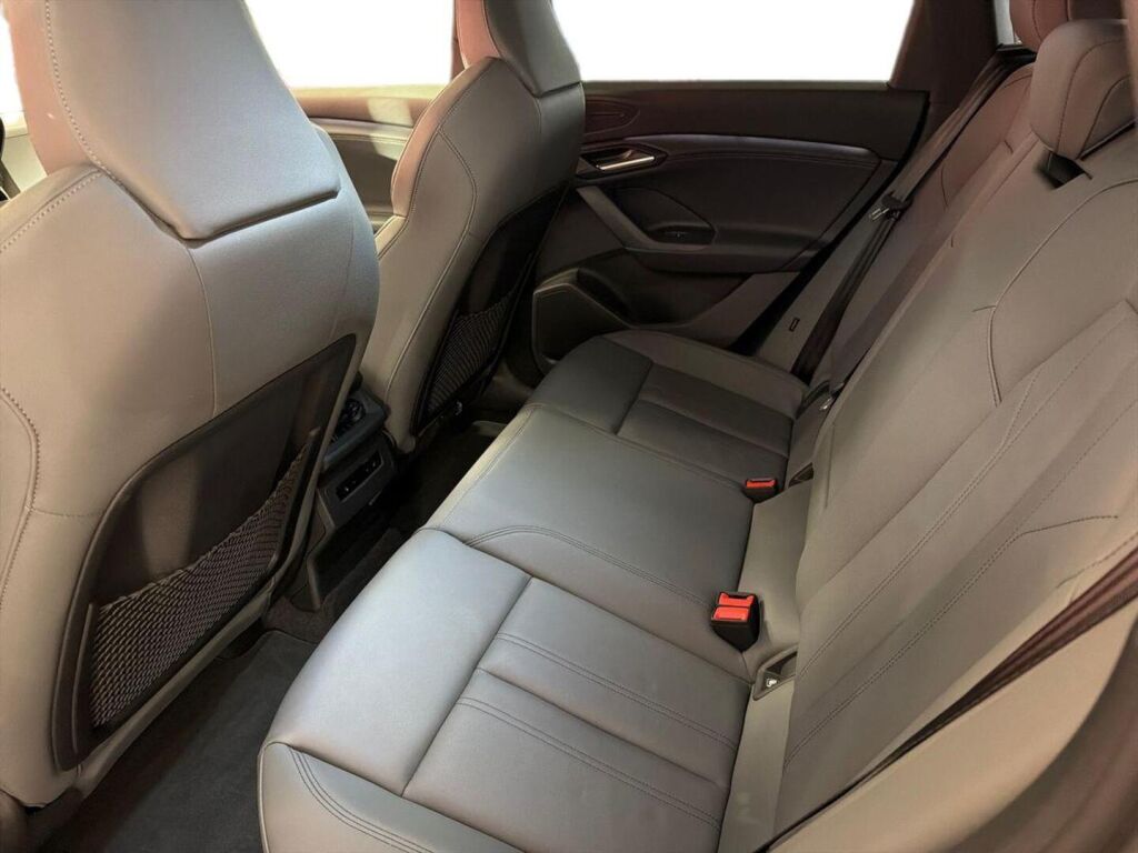 Audi SQ6 e-tron 2024 Sininen