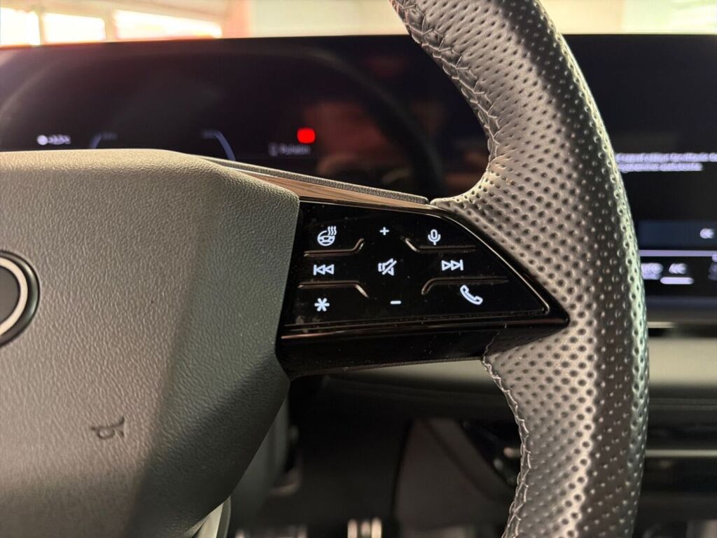 Audi SQ6 e-tron 2024 Sininen