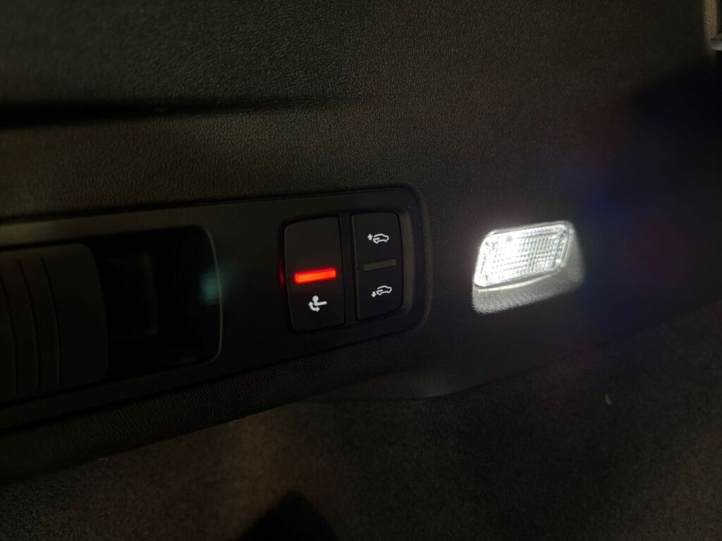 Audi SQ6 e-tron 2024 Sininen