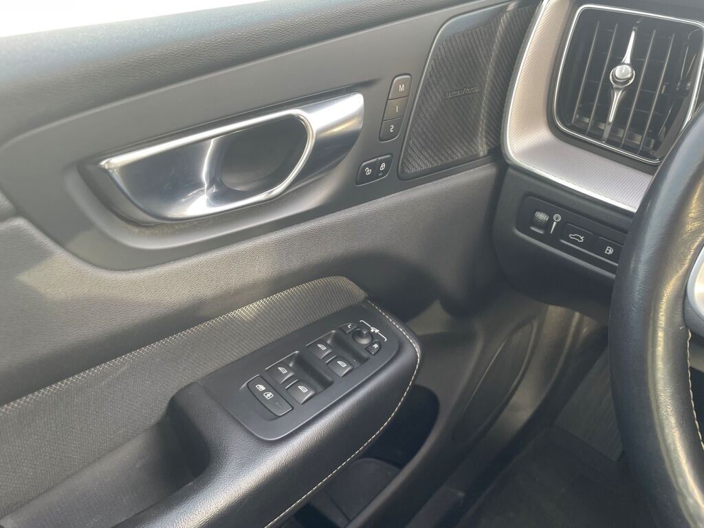 Volvo XC60 2021 Harmaa