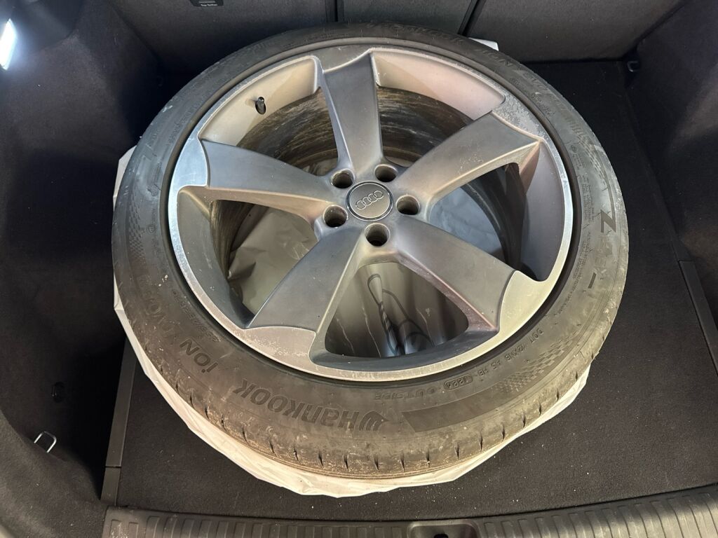 Audi Q4 e-tron 2021 Harmaa