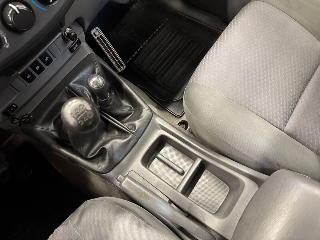 Toyota Hilux 2013 Harmaa