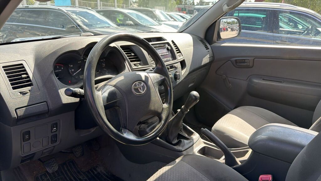 Toyota Hilux 2013 Harmaa