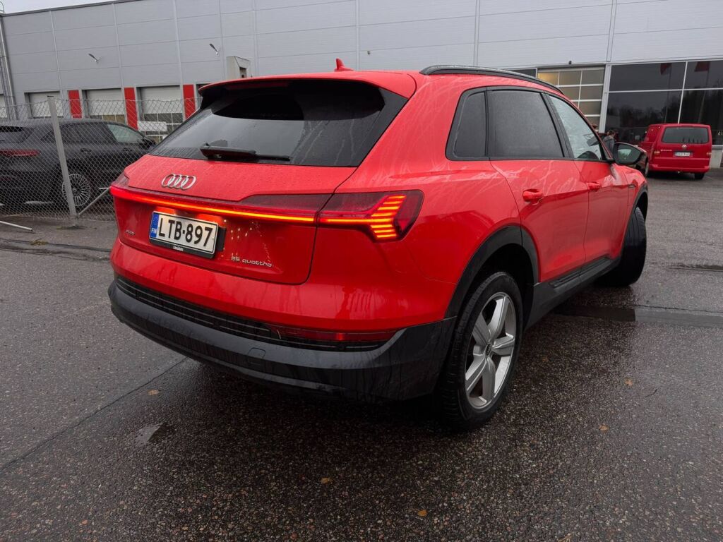 Audi e-tron 2022 Punainen