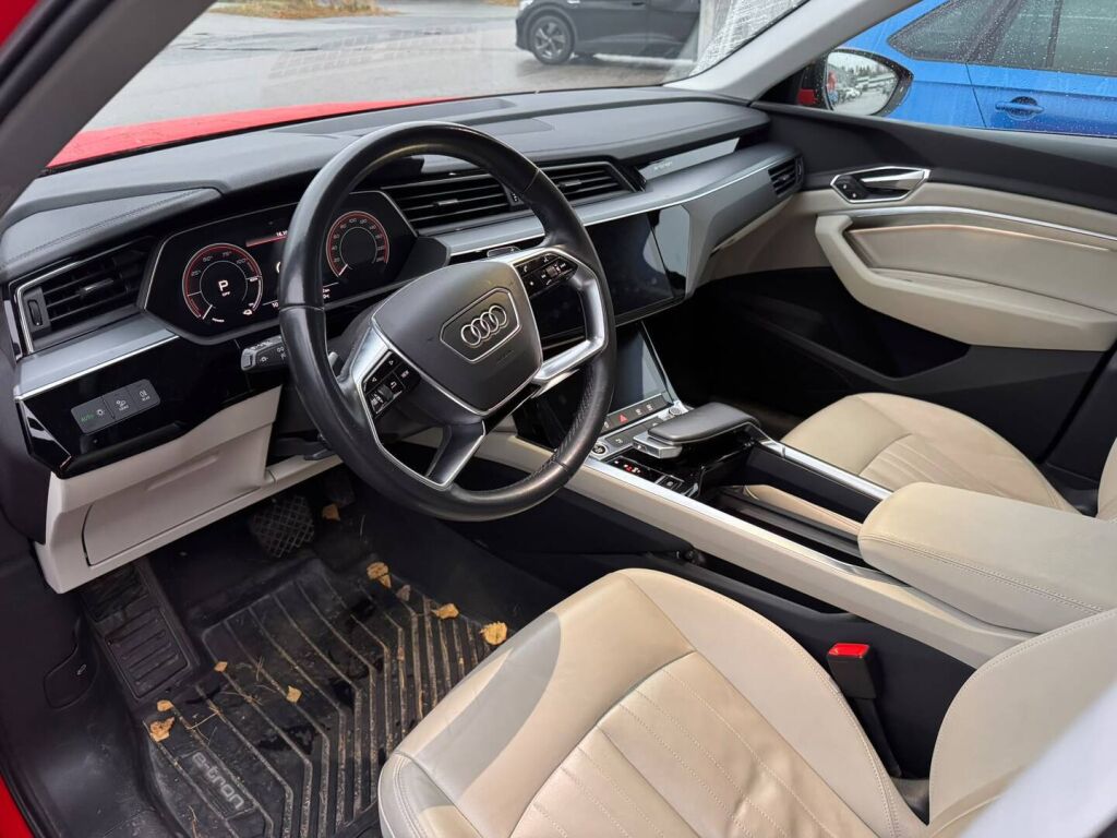 Audi e-tron 2022 Punainen