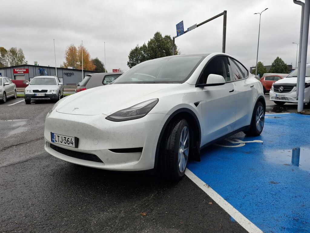 Tesla Model Y RWD 2023, kuva 3/8