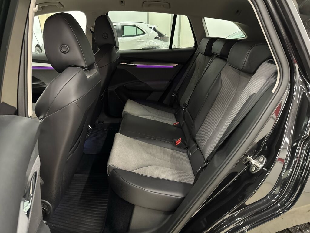 Skoda Enyaq 2023 Musta