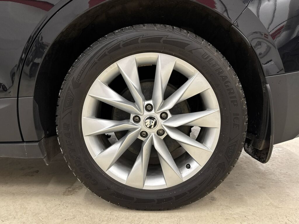 Skoda Enyaq 2023 Musta