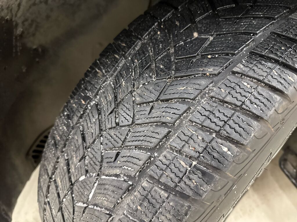 Skoda Enyaq 2023 Musta