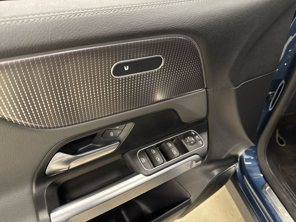 Mercedes-Benz EQB 2023 met.sininen