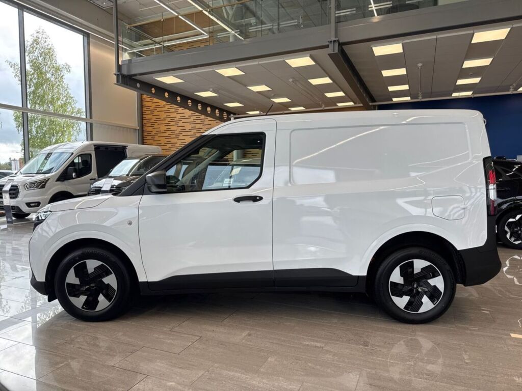 Ford Transit Courier 2026 Frozen White