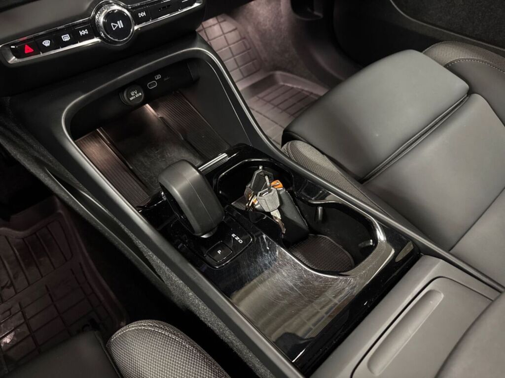 Volvo XC40 2023 Sininen