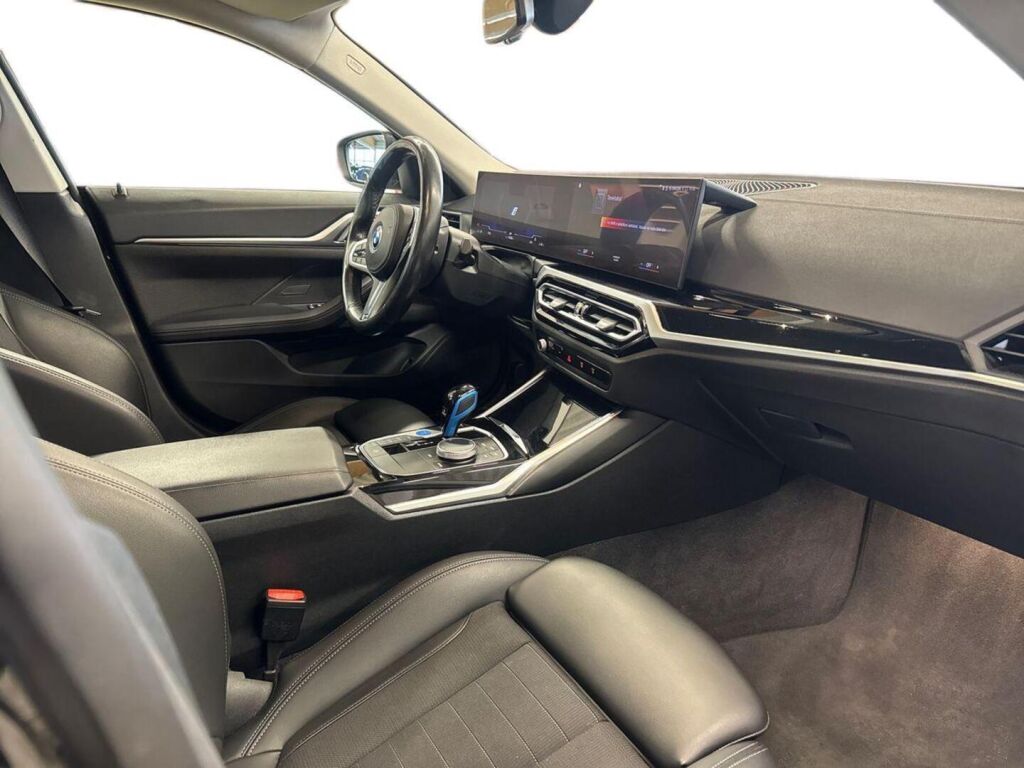 BMW i4 2022 Musta