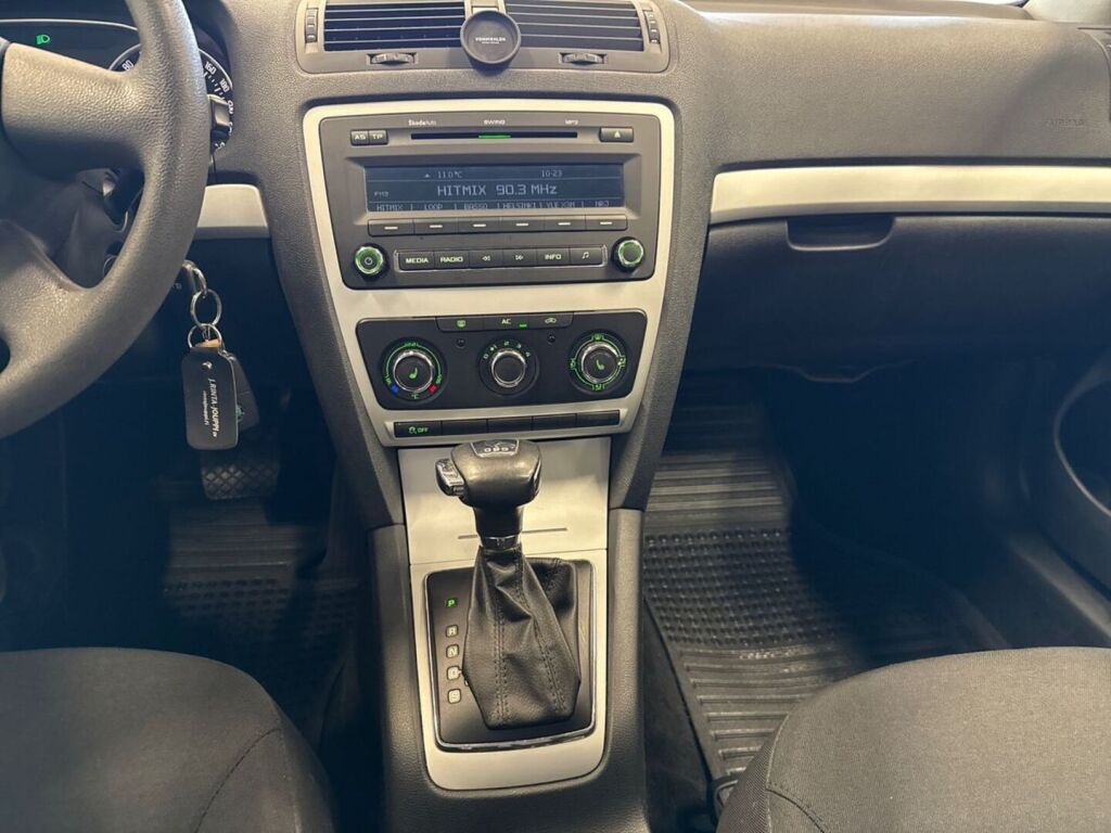 Skoda Octavia 2010 Ruskea (beige)