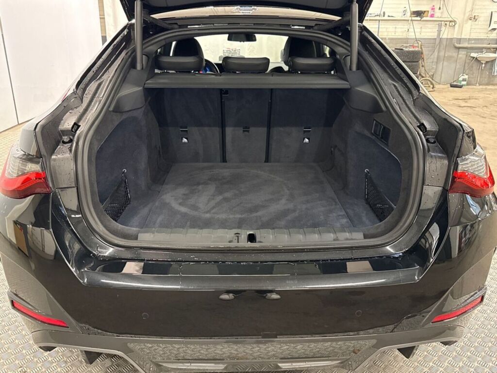BMW i4 2022 Musta