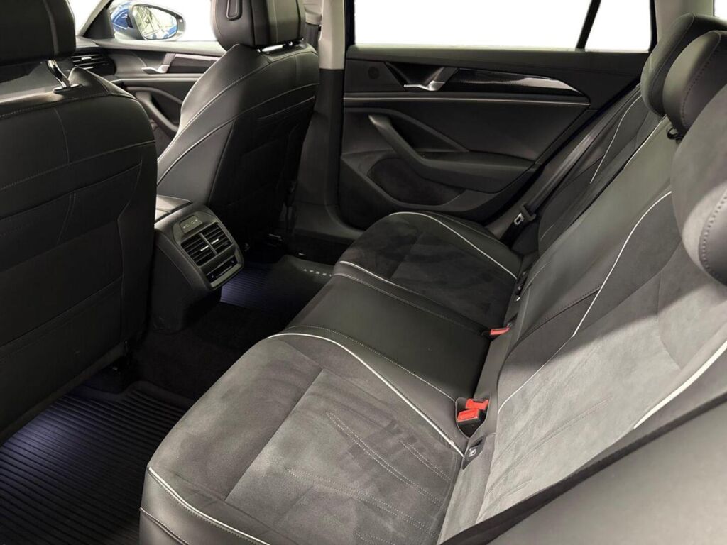 Volkswagen Passat 2025 Sininen