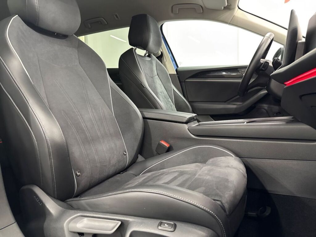 Volkswagen Passat 2025 Sininen