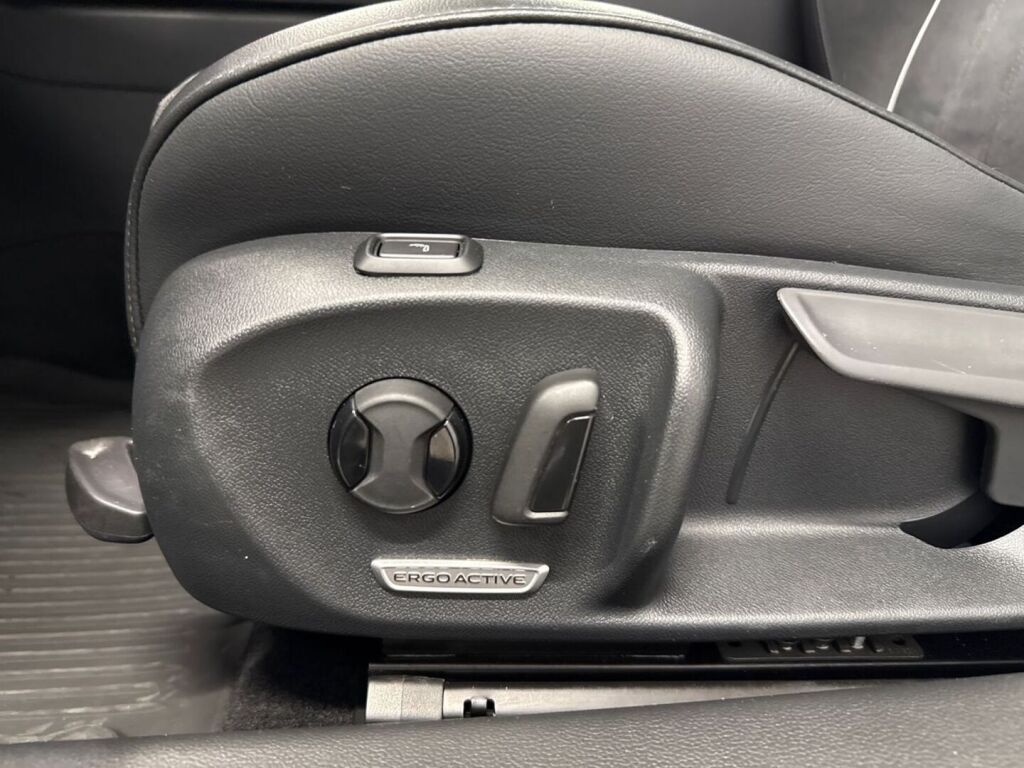 Volkswagen Passat 2025 Sininen