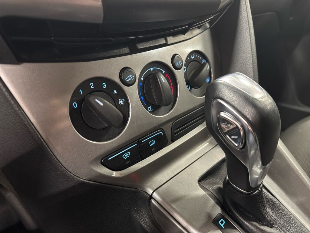 Ford Focus 2013 Musta