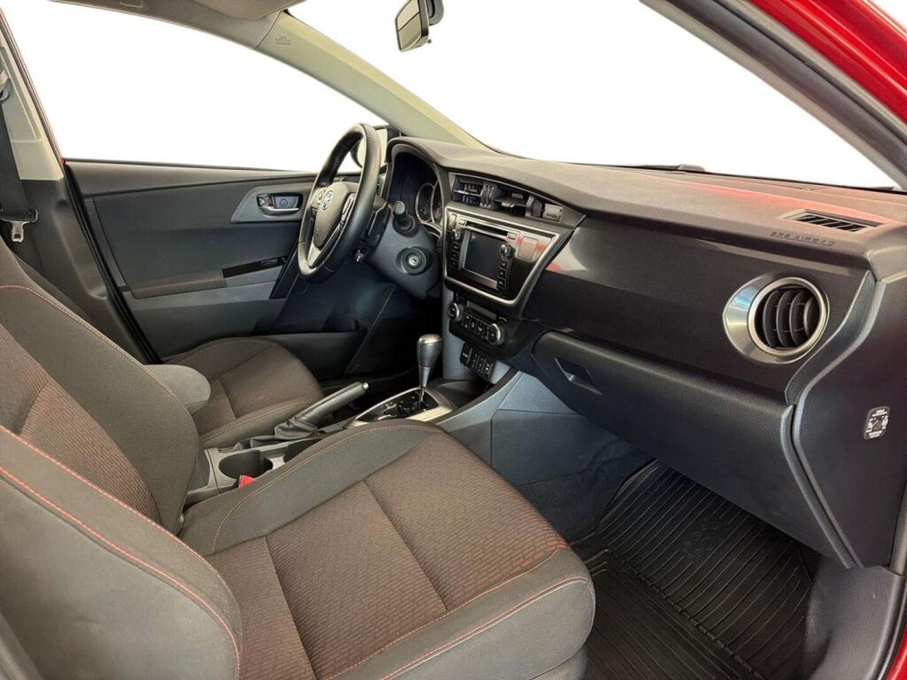 Toyota Auris 2013 Punainen
