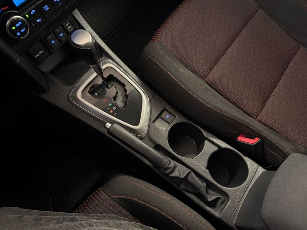 Toyota Auris 2013 Punainen