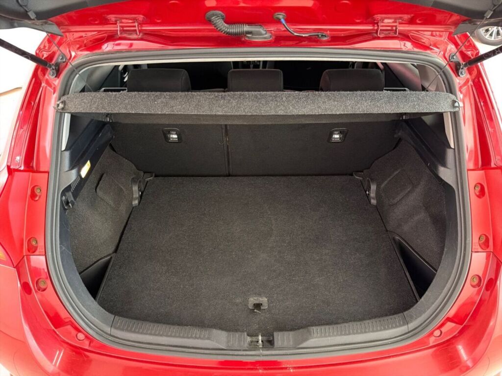 Toyota Auris 2013 Punainen