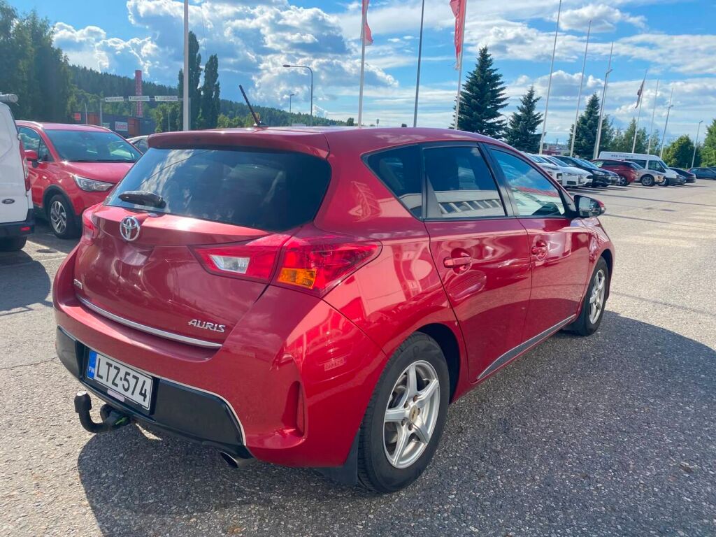 Toyota Auris 2013 Punainen