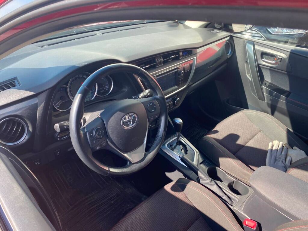 Toyota Auris 2013 Punainen