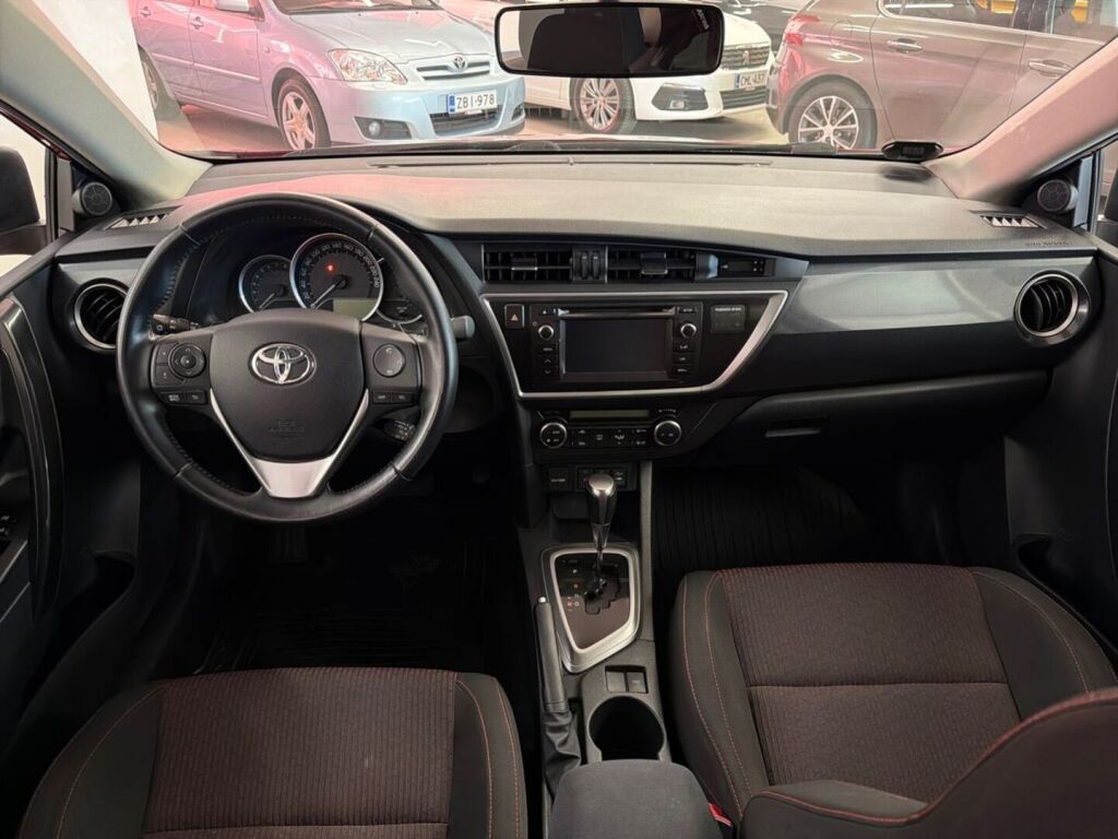 Toyota Auris 2013 Punainen